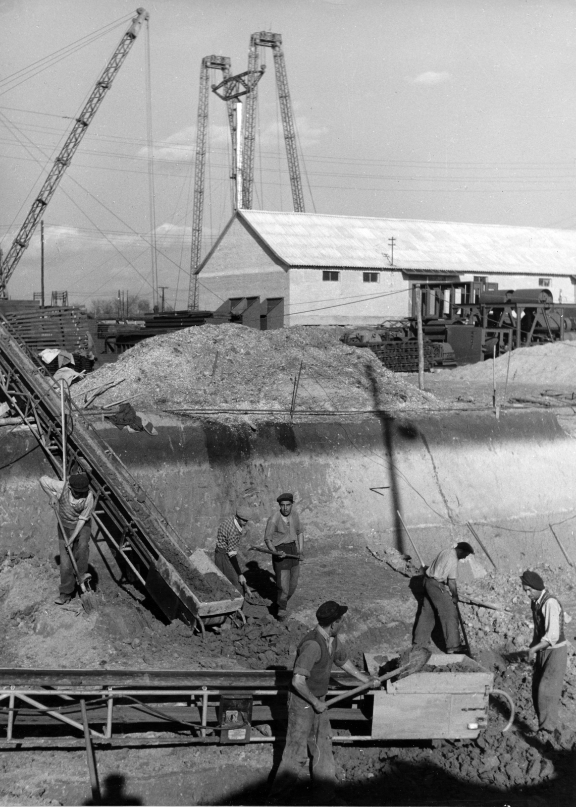 Hungary, Tiszapalkonya, a felvétel a Tiszapalkonyai Hőerőmű építésekor készült., 1954, Ivánkay Kálmán, worker, construction, power station, shovel, Fortepan #154360