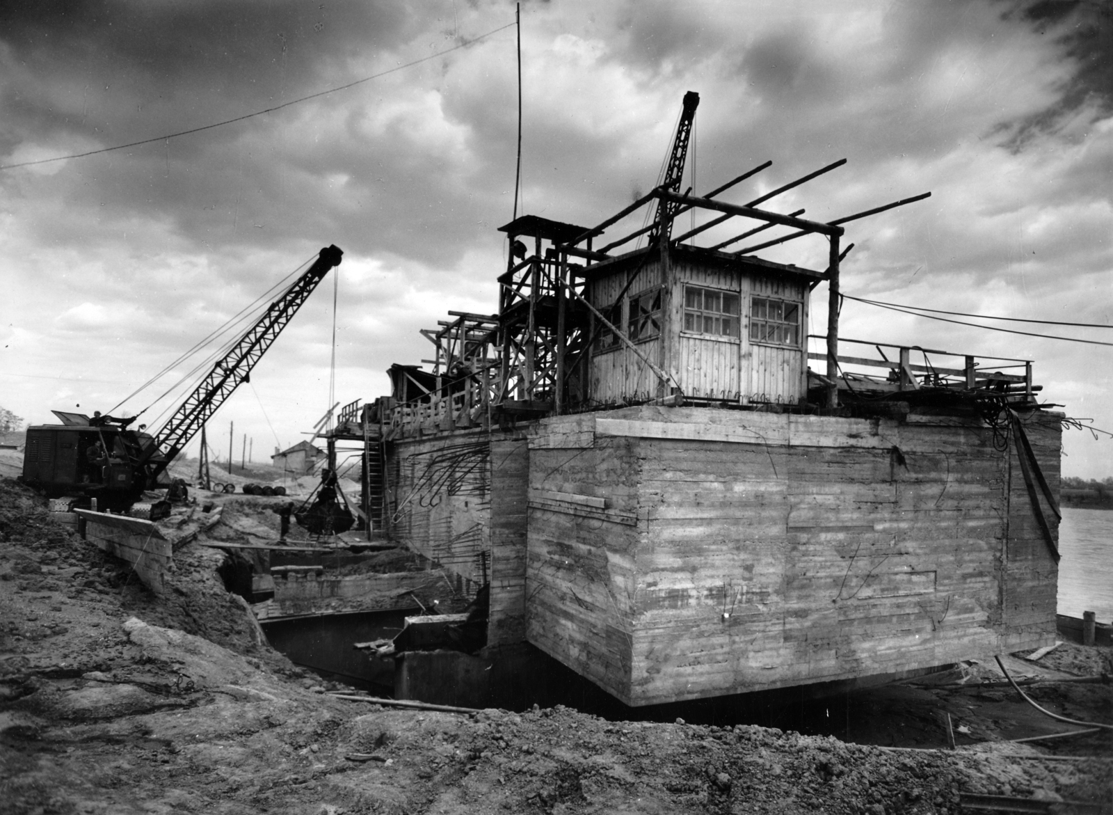 Hungary, Tiszapalkonya, a felvétel a Tiszapalkonyai Hőerőmű építésekor, a vízkivételi műnél készült., 1954, Ivánkay Kálmán, construction, power station, crane, Fortepan #154370