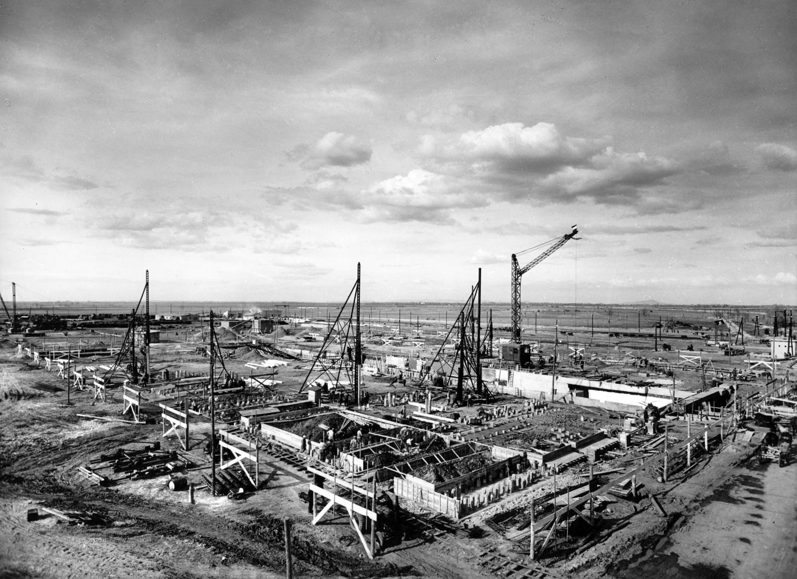 Magyarország, Tiszapalkonya, a felvétel a Tiszapalkonyai Hőerőmű építésekor készült., 1953, Ivánkay Kálmán, építkezés, erőmű, Fortepan #154378