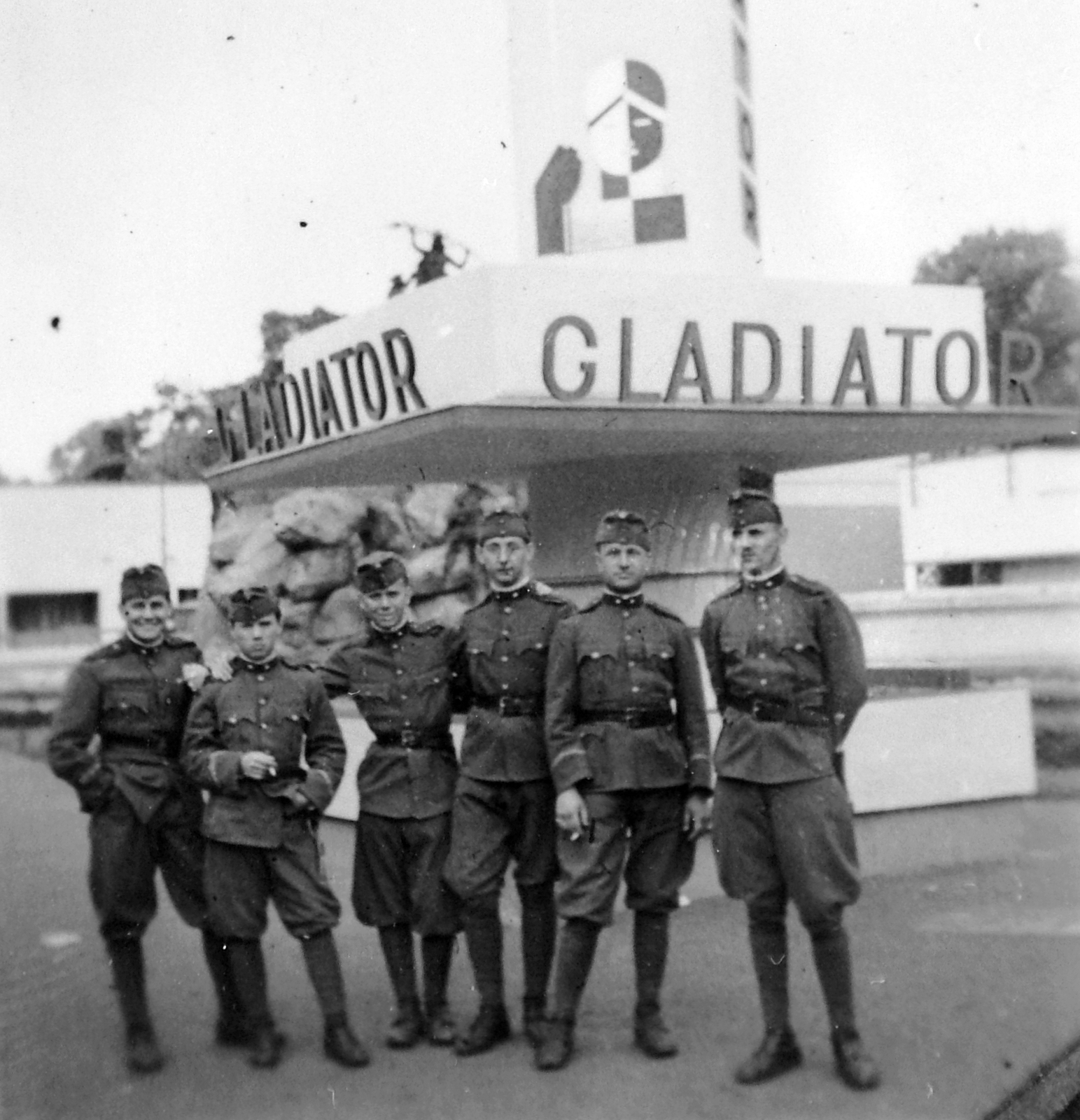 Hungary, Budapest XIV., háttérben a Sió tündér regéje szoborcsoport és szökőkút részlete látható., 1938, Orosz Heléna, international fair, Budapest, Fortepan #15438