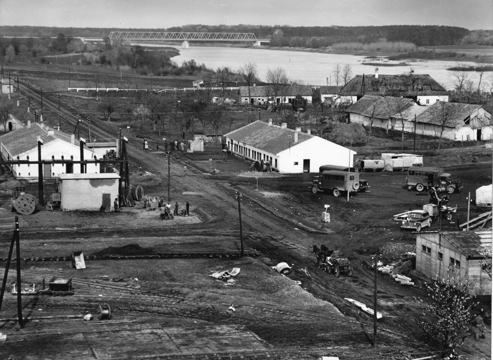Hungary, Tiszapalkonya, a felvétel a Tiszapalkonyai Hőerőmű építésekor készült., 1953, Ivánkay Kálmán, Ford-brand, picture, Horse-drawn carriage, bus, pylon, railway cart, container, cable drum, narrow-gauge railway, railway bridge, Fortepan #154381