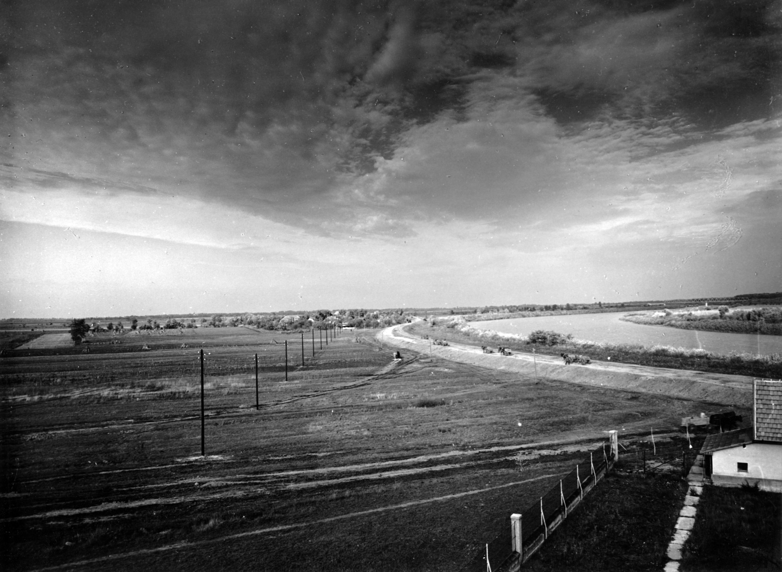 Hungary, Tiszapalkonya, a felvétel a Tiszapalkonyai Hőerőmű építésekor készült., 1953, Ivánkay Kálmán, fence, picture, pylon, shore, Fortepan #154383
