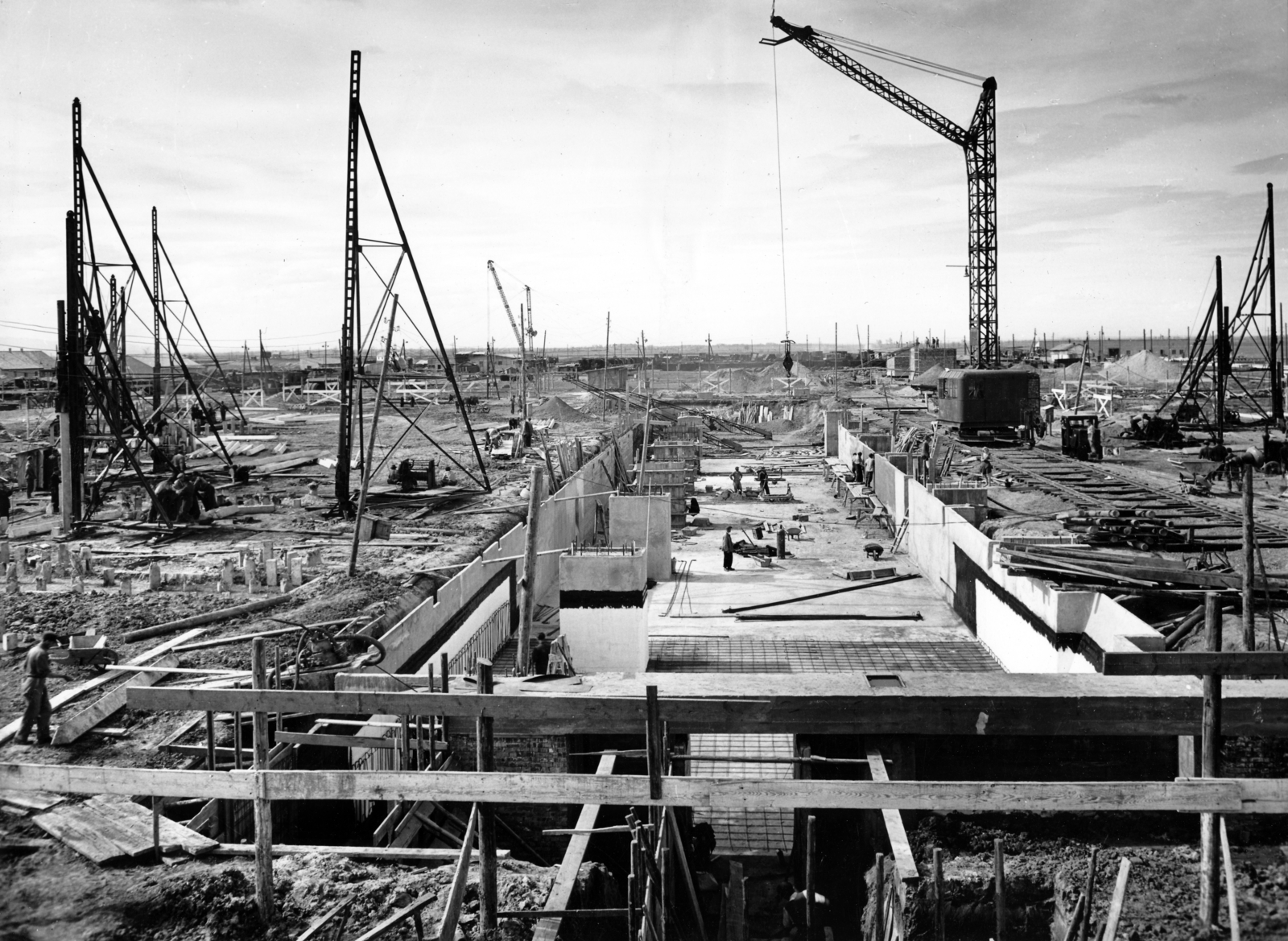 Hungary, Tiszapalkonya, a felvétel a Tiszapalkonyai Hőerőmű építésekor készült., 1953, Ivánkay Kálmán, construction, power station, crane, Fortepan #154387