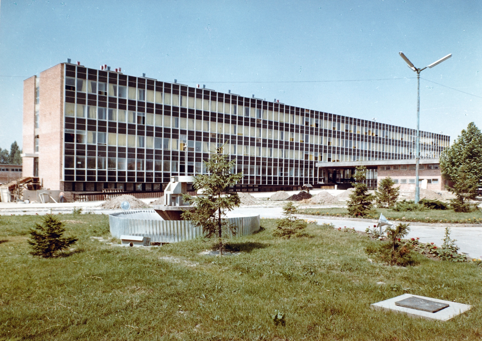 Hungary, Székesfehérvár, Verseci utca 1-15., Székesfehérvári Könnyűfémmű (később Alcoa-Köfém), a központi irodaépület az udvar felől., 1969, Ivánkay Kálmán, colorful, Fortepan #154396