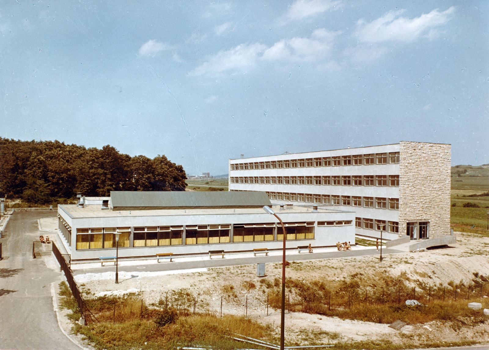 Magyarország, Balatonfűzfő, Fűzfőgyártelep, 303.sz. Jókai Mór Ipari Szakmunkásképző Intézet (később Balatonfűzfő, Gagarin utca 27., Öveges József Szakgimnázium), 1969, Ivánkay Kálmán, színes, Fortepan #154397