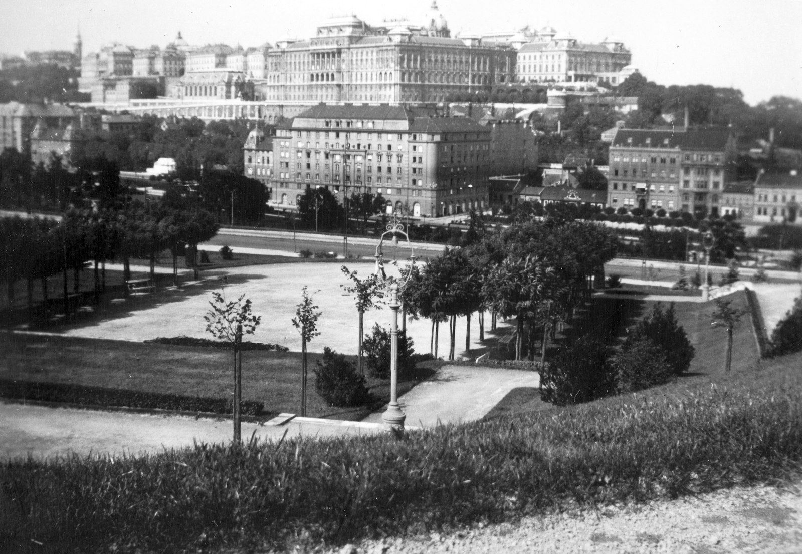 Magyarország, Tabán, Budapest I., szemben a Bethlen-udvar, háttérben a budai Vár., 1938, Orosz Heléna, lámpaoszlop, Budapest, Fortepan #15451