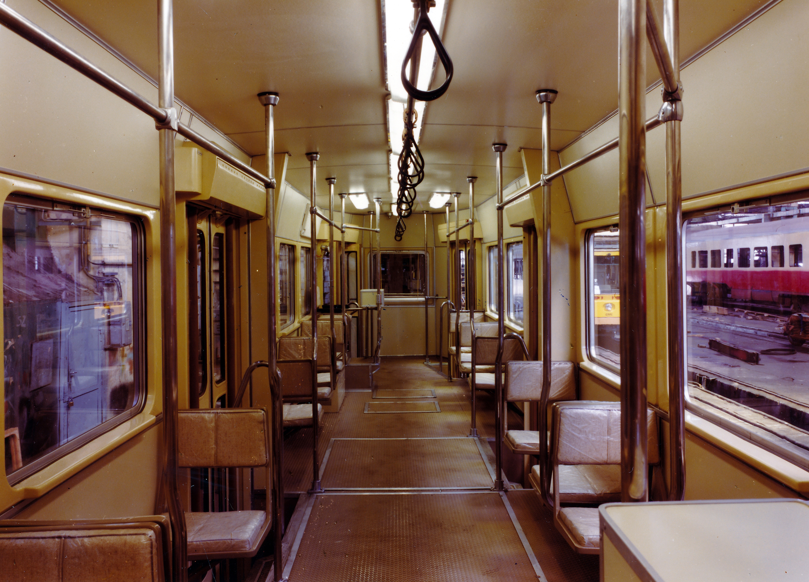 Hungary, Budapest VIII., Kőbányai út 31., a Ganz-MÁVAG üzemcsarnoka. Egyiptom második legnagyobb városa, Alexandria számára gyártott villamos motorkocsi utastere., 1986, Surányi Sándor - György József, Budapest, Fortepan #154546