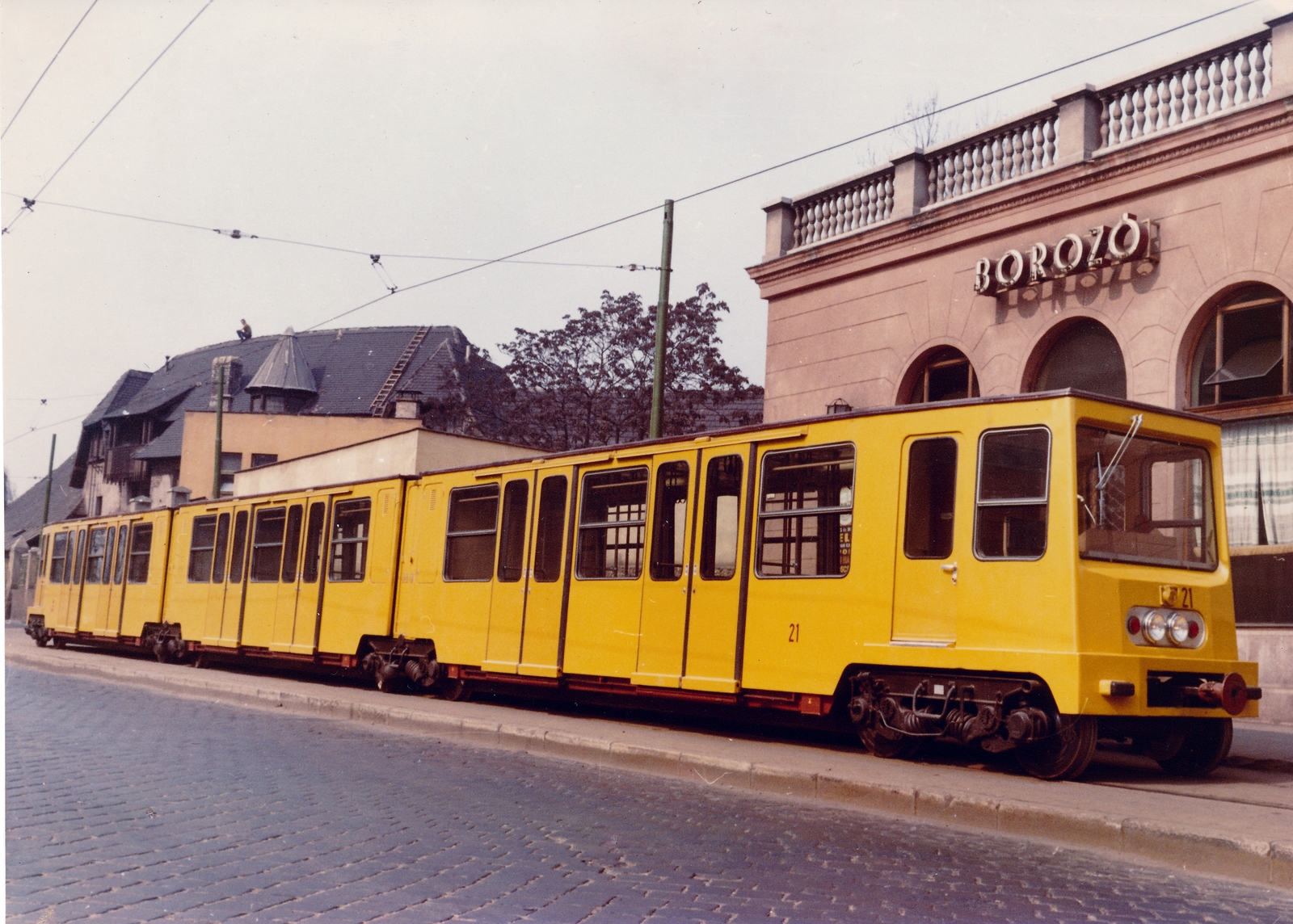 Hungary, Budapest XIV., a Dózsa György úti kocsiszín kijárati vágánya a Gundel Károly (Állatkerti) útnál. A Millenniumi Földalatti Vasút prototípus szerelvénye, háttérben balra az Bagolyvár az Állatkertben, jobbra a Gundel étterem., 1972, Surányi Sándor - György József, Ganz-brand, underground railway, Budapest, Fortepan #154585