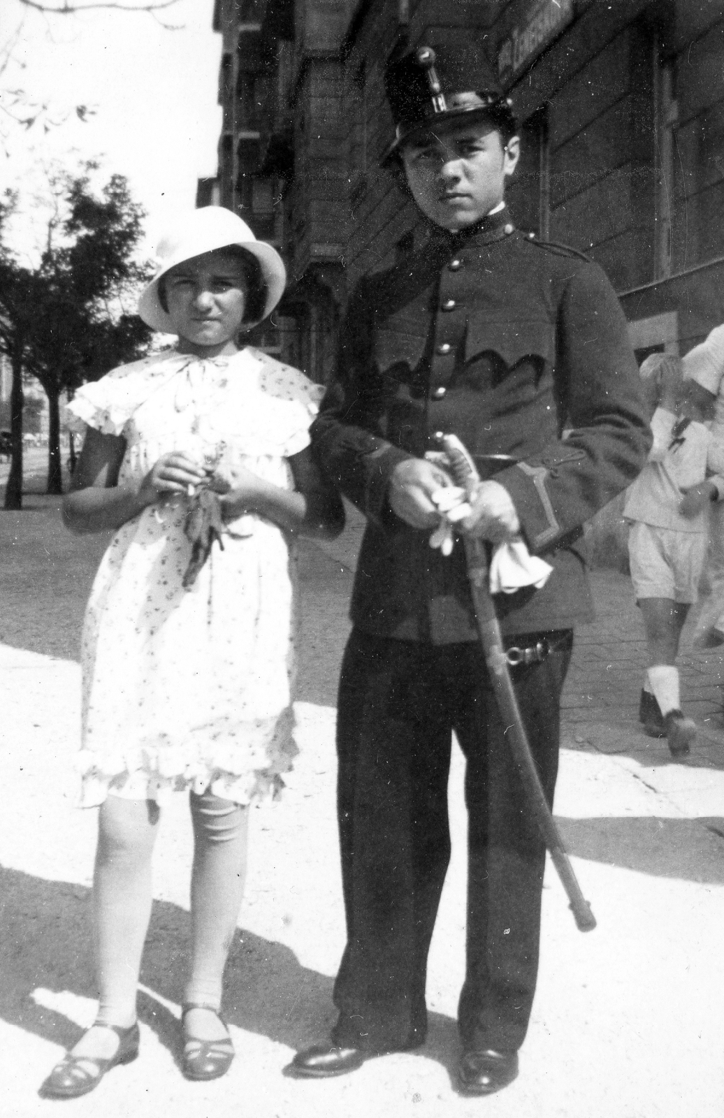Hungary, Budapest XI., Bartók Béla (Horthy Miklós) út a Szabolcska Mihály utca sarkától a Móricz Zsigmond (Horthy Miklós) körtér felé nézve., 1936, Orosz Heléna, fashion, hat, uniform, sword, double portrait, Budapest, Fortepan #15470