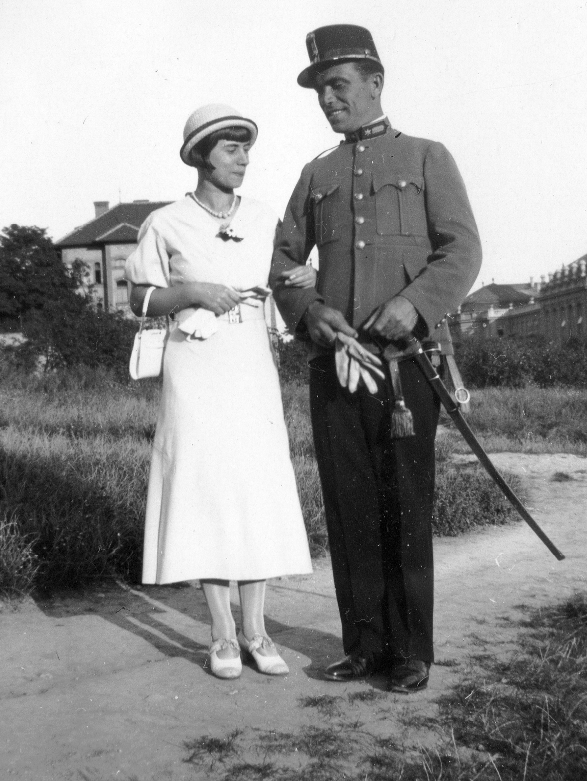 Magyarország, Budapest XI., Ménesi út (Nagyboldogasszony útja) - Molnár C. Pál lejtő (Esze Tamás utca) közötti terület, jobbra a Szent Margit Gimnázium., 1937, Orosz Heléna, kard, Budapest, Fortepan #15475