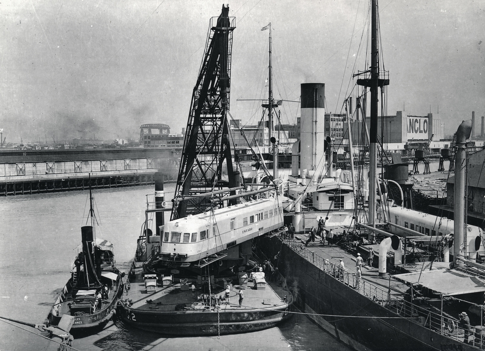 Argentína, Buenos Aires, kikötő. Az Argentin Államvasutak (Estado) megrendelésére gyártott Árpád sínautóbuszok kihajózása., 1936, Surányi Sándor - György József, rakodás, Fortepan #154771