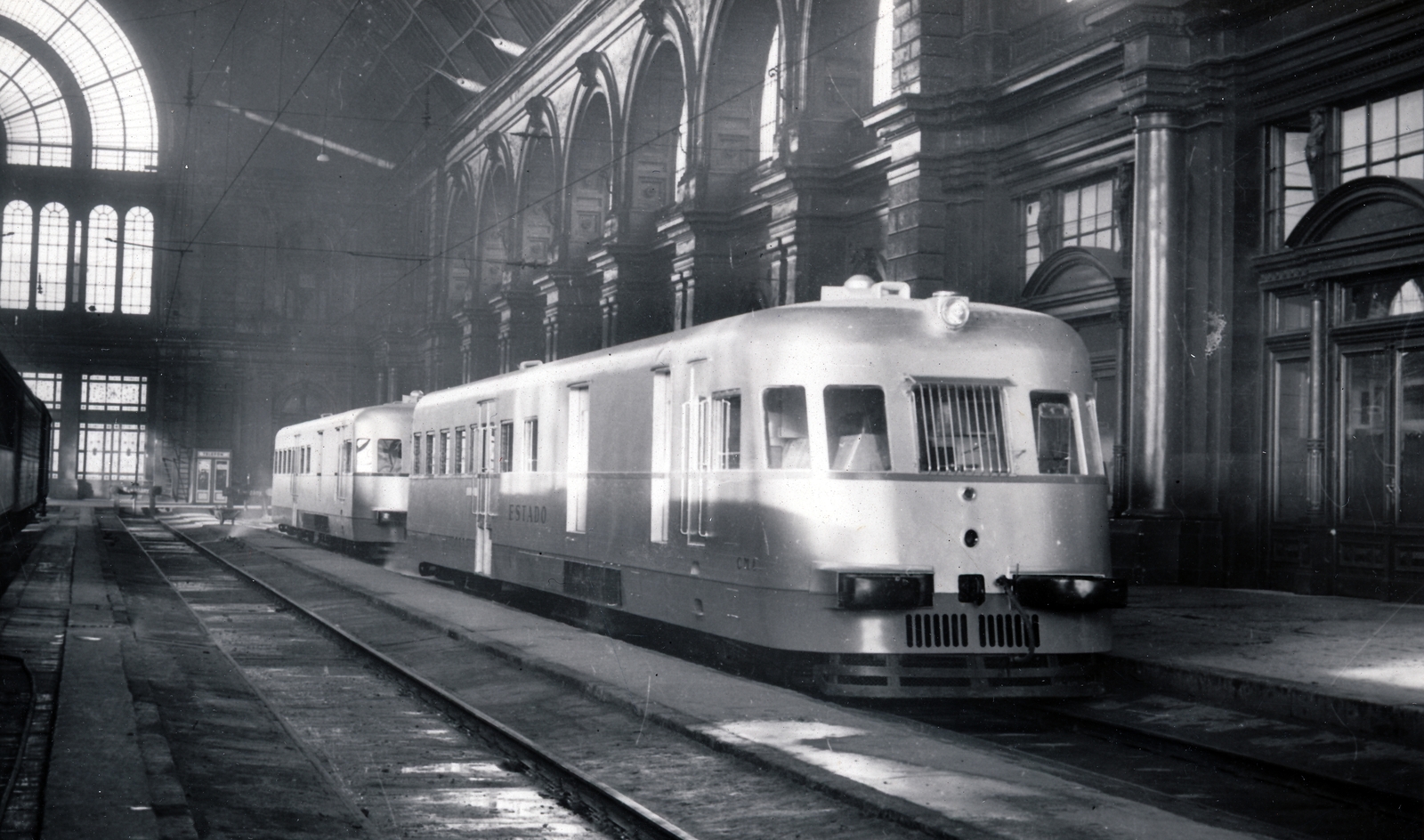 Magyarország, Budapest VIII., Keleti pályaudvar, csarnok. A felvétel az Argentin Államvasutak (Estado) megrendelésére gyártott Árpád sínautóbuszok próbaútja alkalmával készült., 1936, Surányi Sándor - György József, Budapest, Fortepan #154779