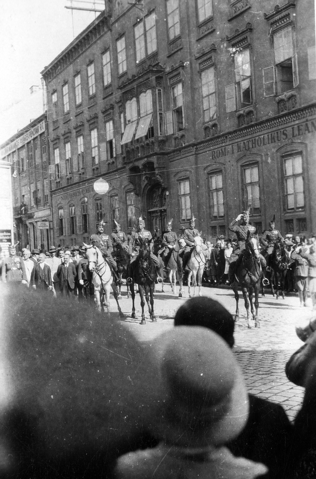 Magyarország, Sopron, Széchenyi tér, Szent Orsolya rendi Internátus - Római Katolikus Leánygimnázium., 1936, Orosz Heléna, katonaság, lovas, Fortepan #15481