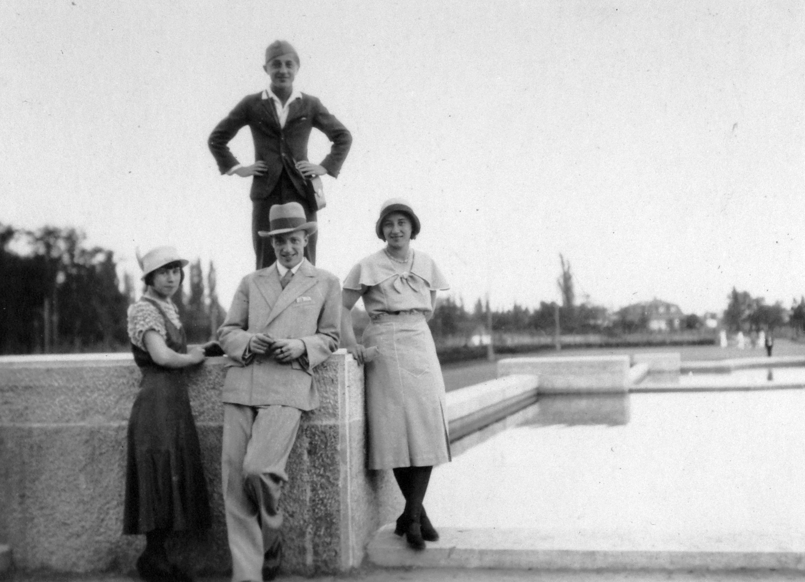 Hungary, Debrecen, az egyetem központi épülete előtti park és medence., 1934, Orosz Heléna, akimbo, Fortepan #15496