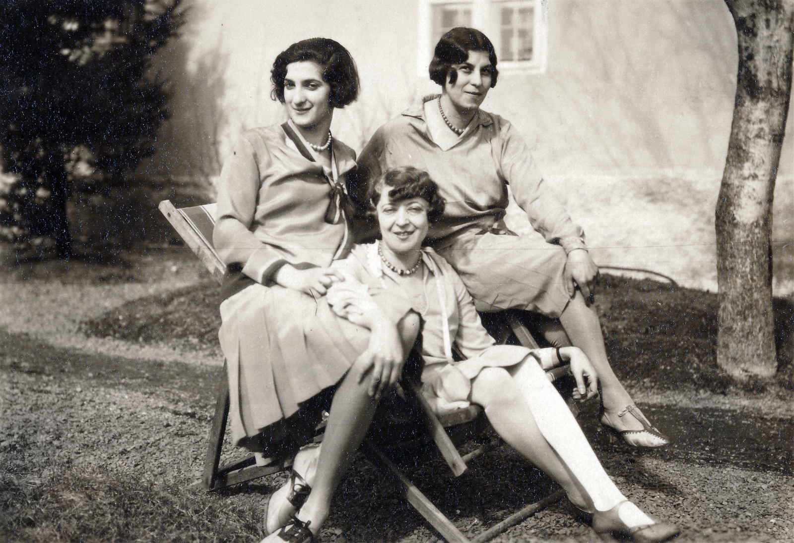 1932, Lábatlan Polgármesteri Hivatal, deck chair, three people, women, Fortepan #154983