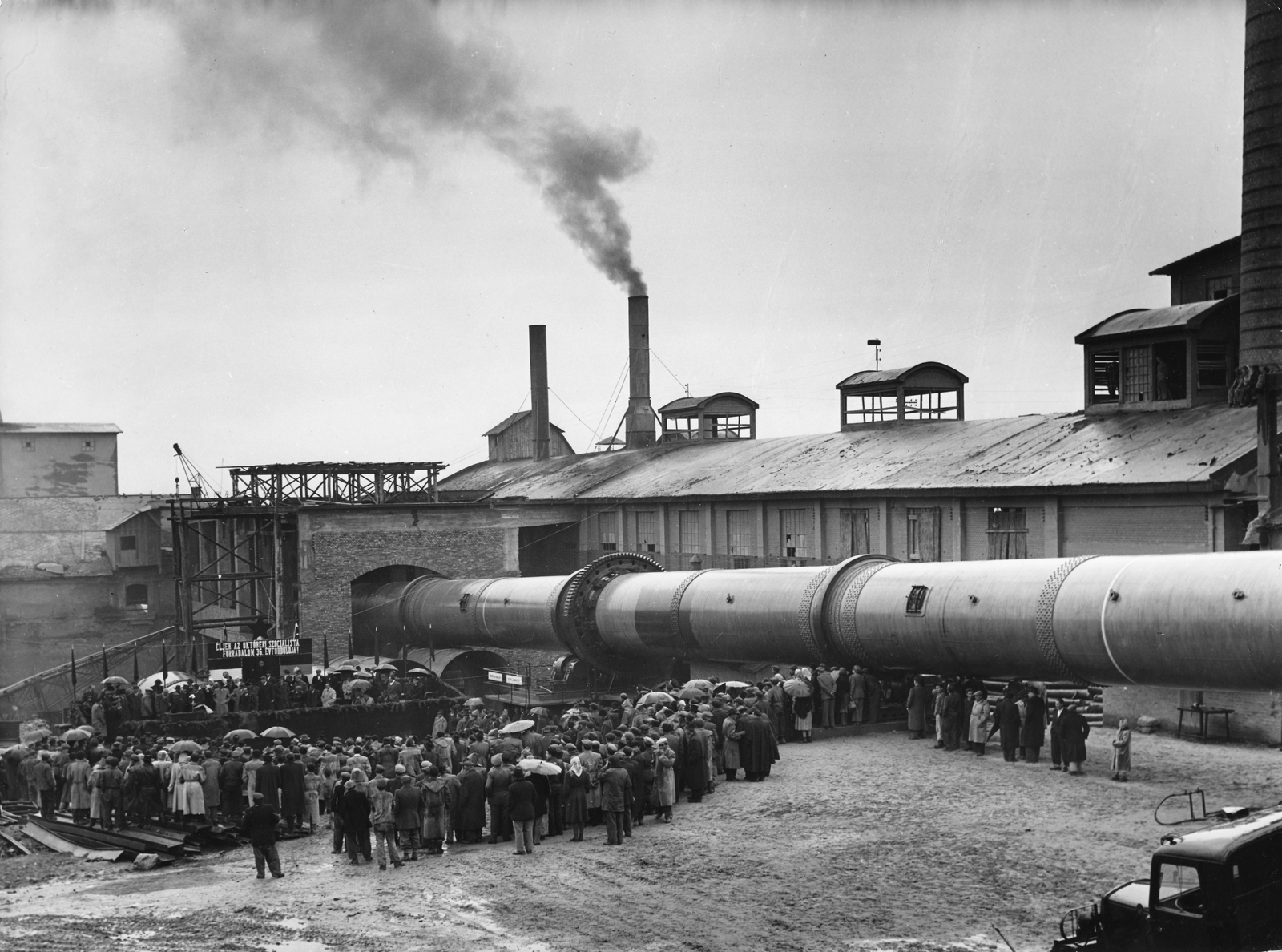 Hungary, Lábatlan, 1953. november 6., a cementgyár új 88 méter hosszú Klinker égetőkemencéjének üzembehelyezésekor tartott ünnepség., 1953, Lábatlan Polgármesteri Hivatal, festive, chimney, oven, cement factory, smoke, Fortepan #155006