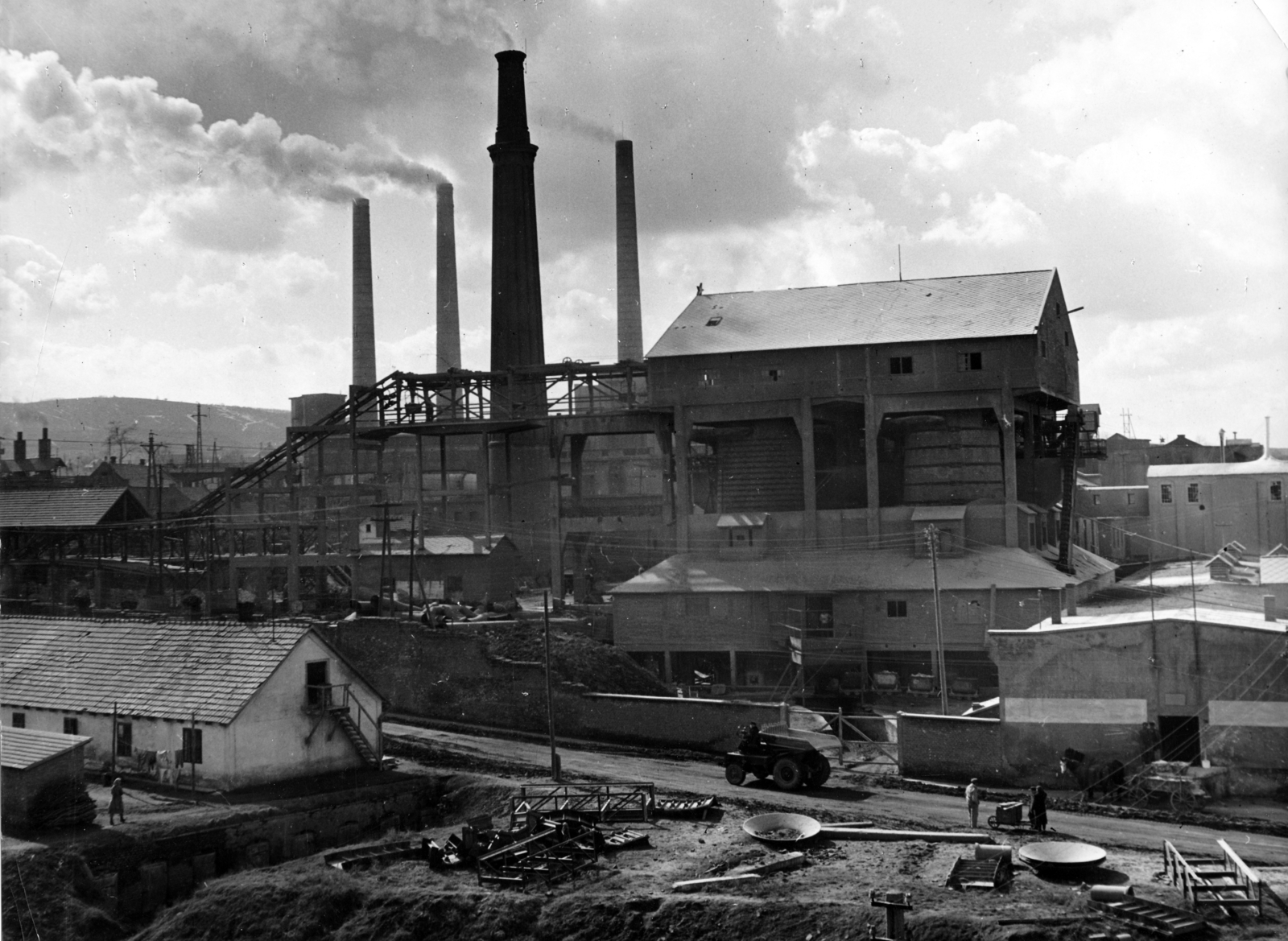 Hungary, Lábatlan, cementgyár a Rákóczi Ferenc utca, a 10-es főút felől nézve, előtérben az Óvoda utca., 1953, Lábatlan Polgármesteri Hivatal, chimney, cement factory, smoke, Fortepan #155007