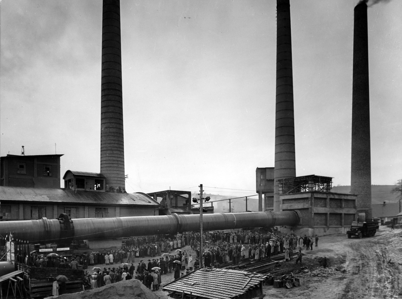Hungary, Lábatlan, 1953. november 6., a cementgyár új 88 méter hosszú Klinker égetőkemencéjének üzembehelyezésekor tartott ünnepség., 1953, Lábatlan Polgármesteri Hivatal, festive, chimney, oven, cement factory, Fortepan #155009