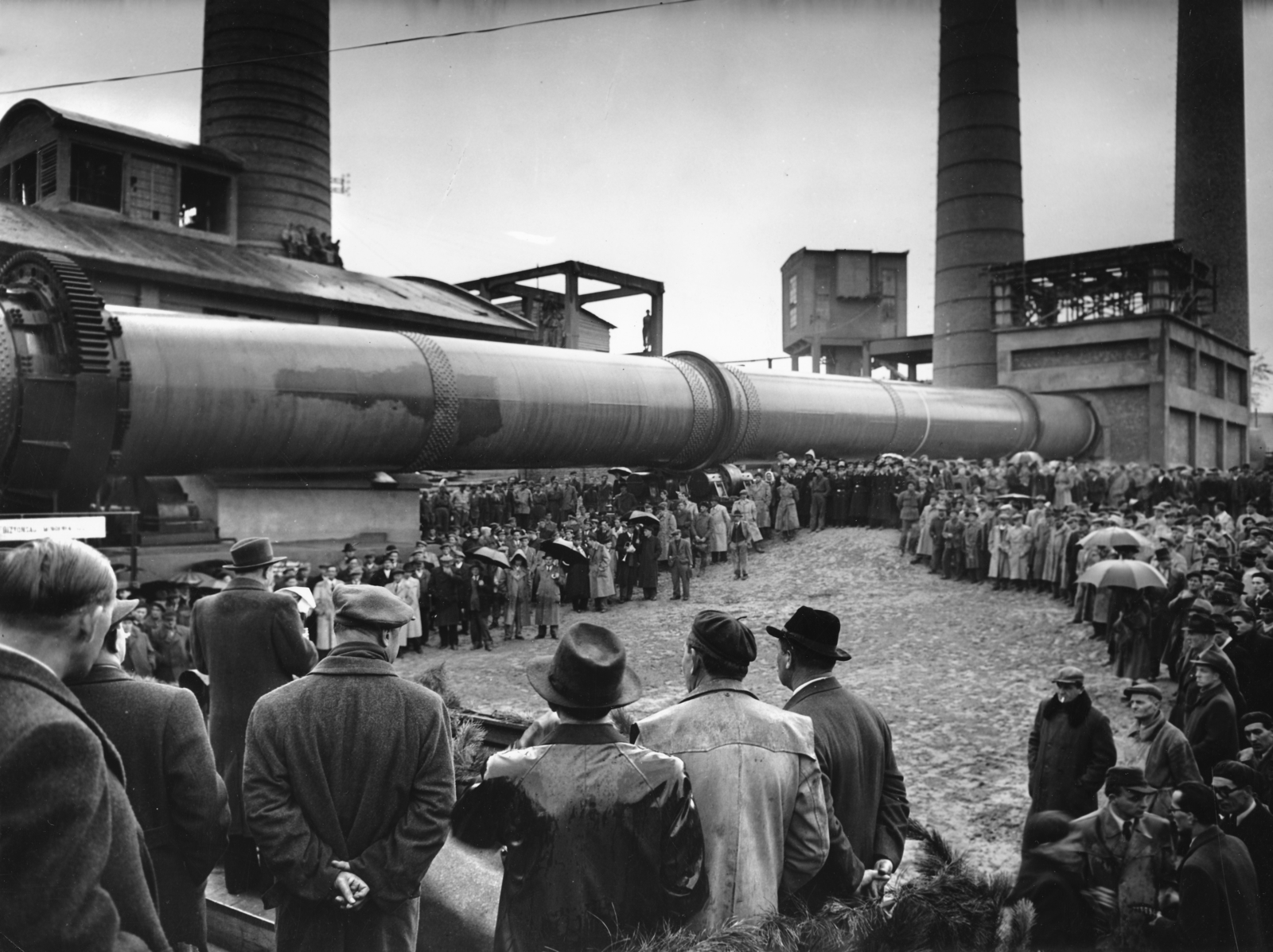 Hungary, Lábatlan, 1953. november 6., a cementgyár új 88 méter hosszú Klinker égetőkemencéjének üzembehelyezésekor tartott ünnepség., 1953, Lábatlan Polgármesteri Hivatal, festive, cement factory, Fortepan #155010