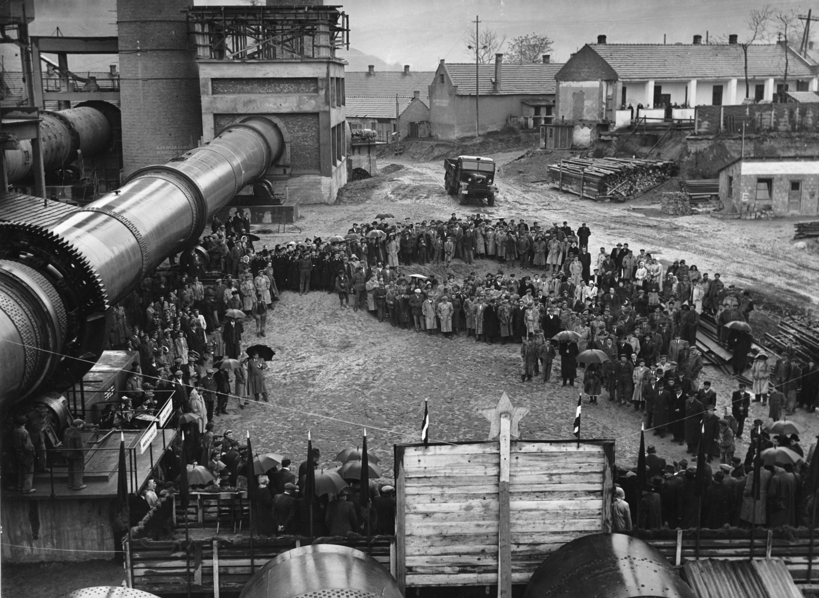 Hungary, Lábatlan, 1953. november 6., a cementgyár új 88 méter hosszú Klinker égetőkemencéjének üzembehelyezésekor tartott ünnepség., 1953, Lábatlan Polgármesteri Hivatal, plan view, Red Star, festive, commercial vehicle, cement factory, umbrella, Fortepan #155012