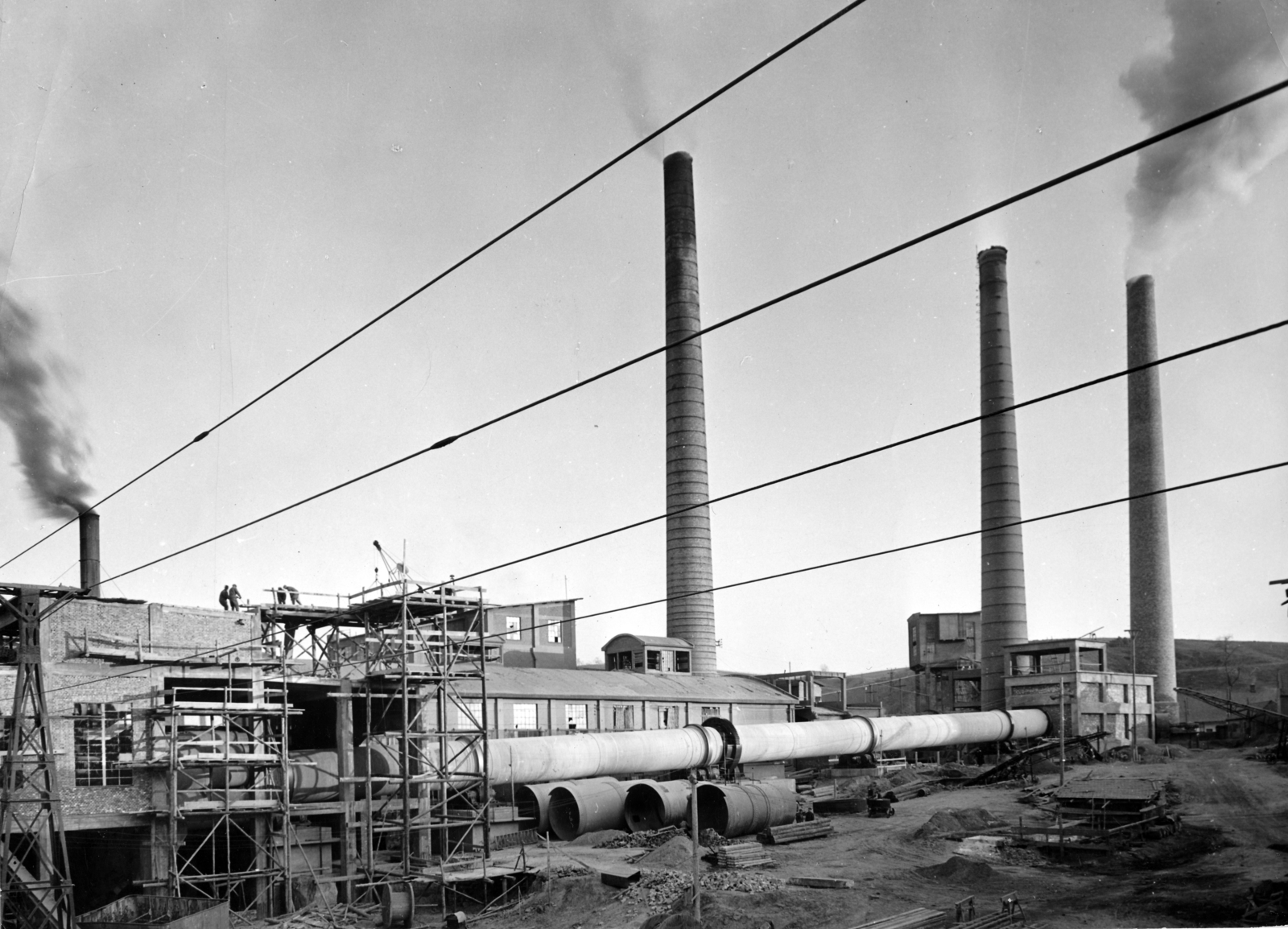 Magyarország, Lábatlan, a cementgyár új 88 méter hosszú Klinker égetőkemencéjének építése., 1953, Lábatlan Polgármesteri Hivatal, építkezés, kemence, cementgyár, Fortepan #155014