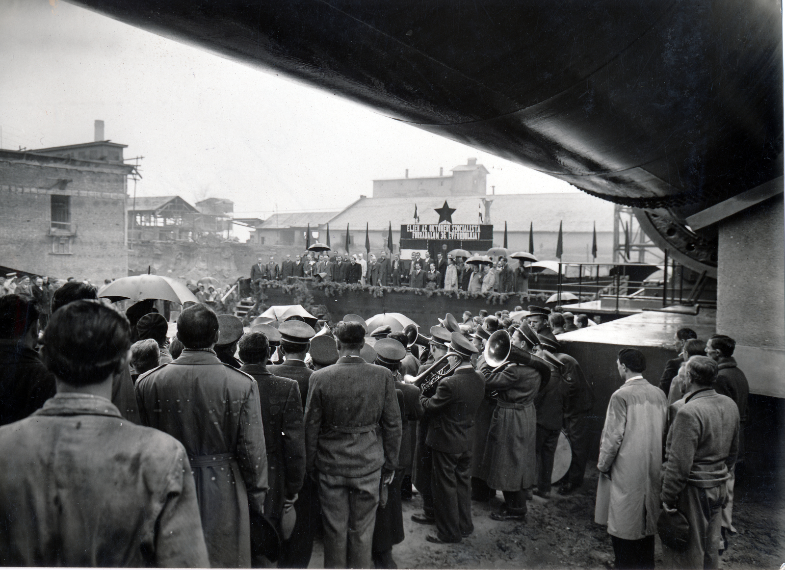 Hungary, Lábatlan, 1953. november 6., a cementgyár új 88 méter hosszú Klinker égetőkemencéjének üzembehelyezésekor tartott ünnepség., 1953, Lábatlan Polgármesteri Hivatal, Red Star, festive, wind band, cement factory, Fortepan #155032