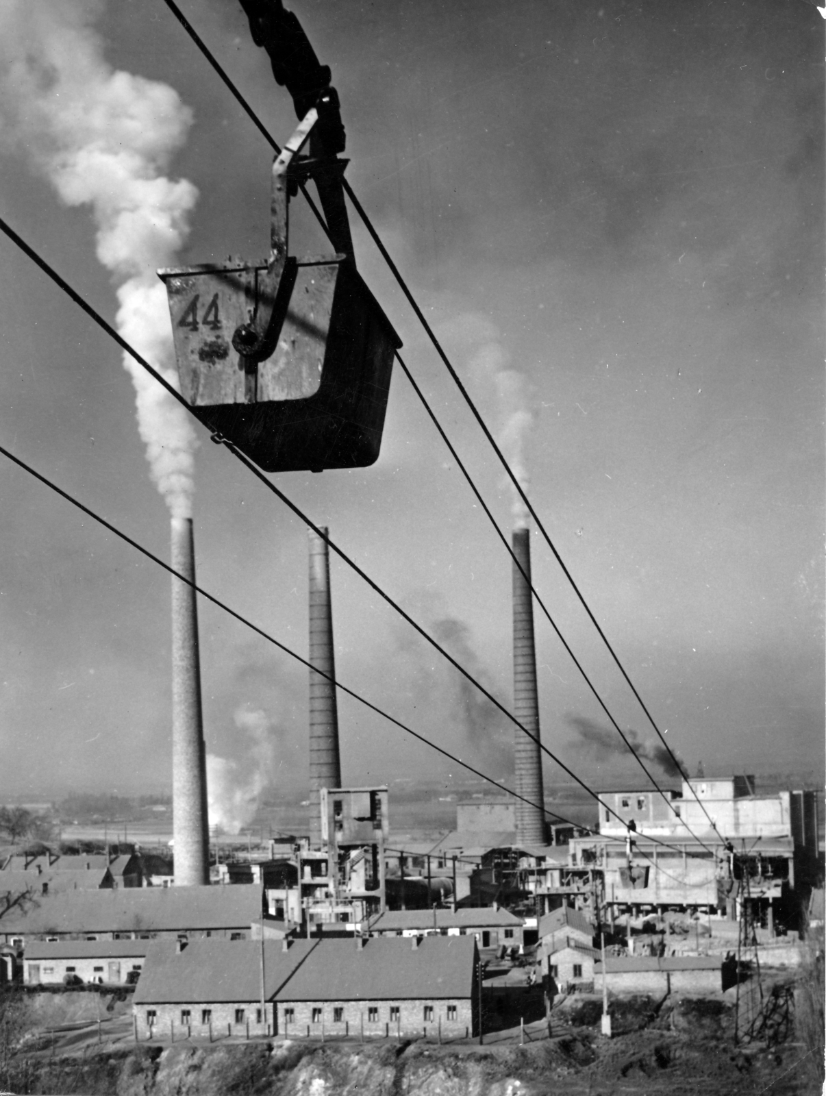 Hungary, Lábatlan, cementgyár., 1953, Lábatlan Polgármesteri Hivatal, railway cart, chimney, cement factory, smoke, cableway, Fortepan #155036