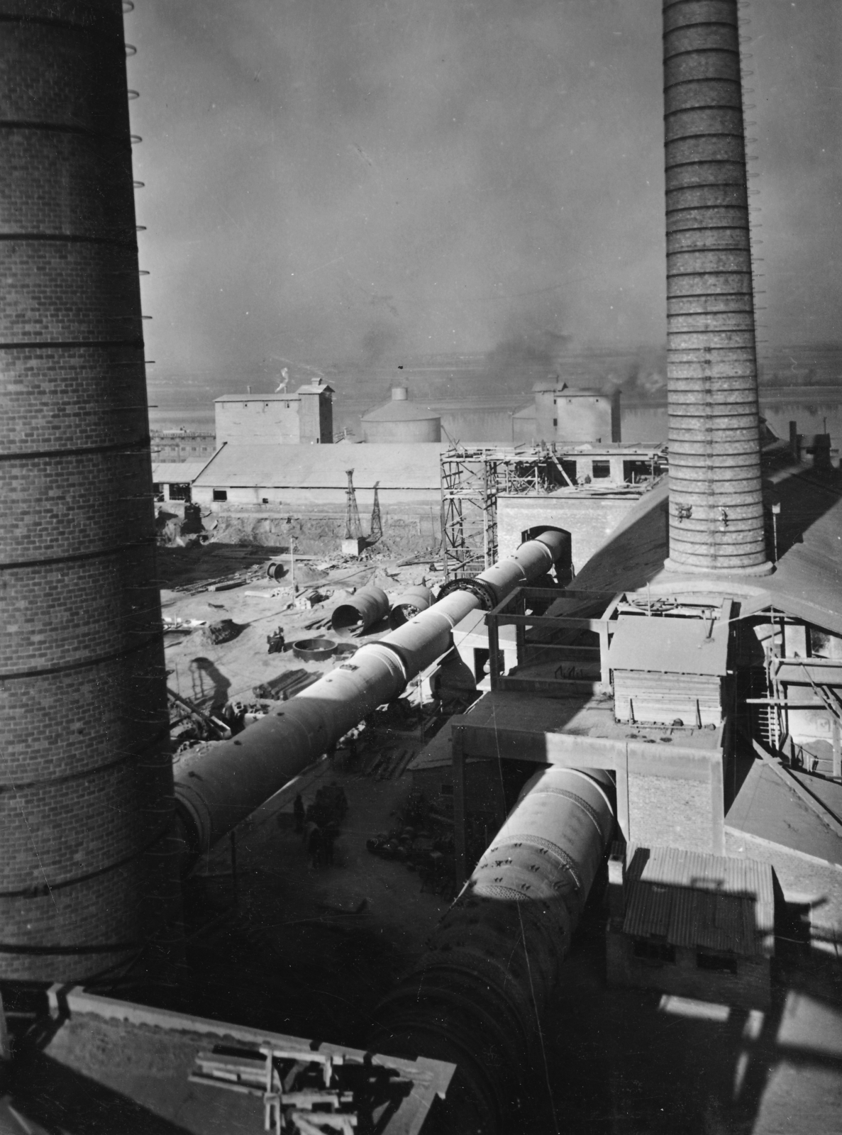 Hungary, Lábatlan, a cementgyár új 88 méter hosszú Klinker égetőkemencéjének építése., 1953, Lábatlan Polgármesteri Hivatal, construction, oven, cement factory, Fortepan #155037