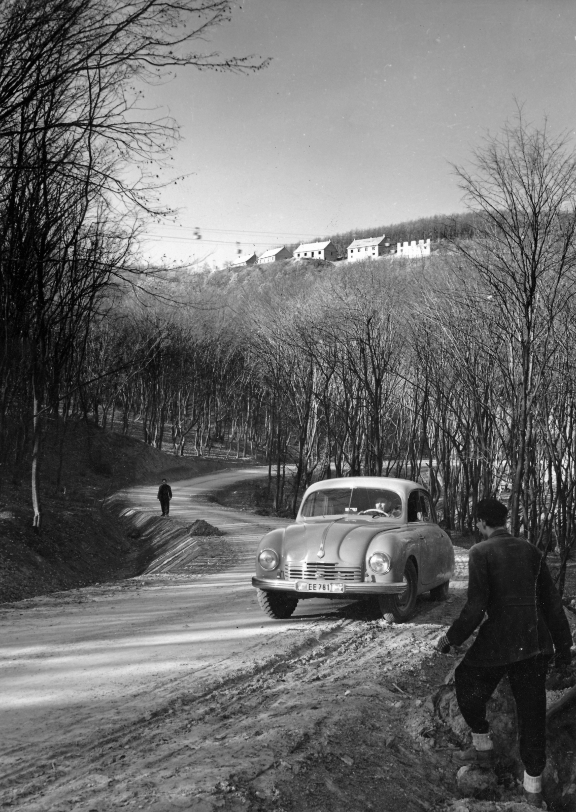Hungary, Lábatlan, szervízút a Kecske-kő-i bánya és a 1126 számú (Lábatlan-Bajót) közút között, szemben a Bersek-bánya északi pereme., 1964, Lábatlan Polgármesteri Hivatal, Fortepan #155044