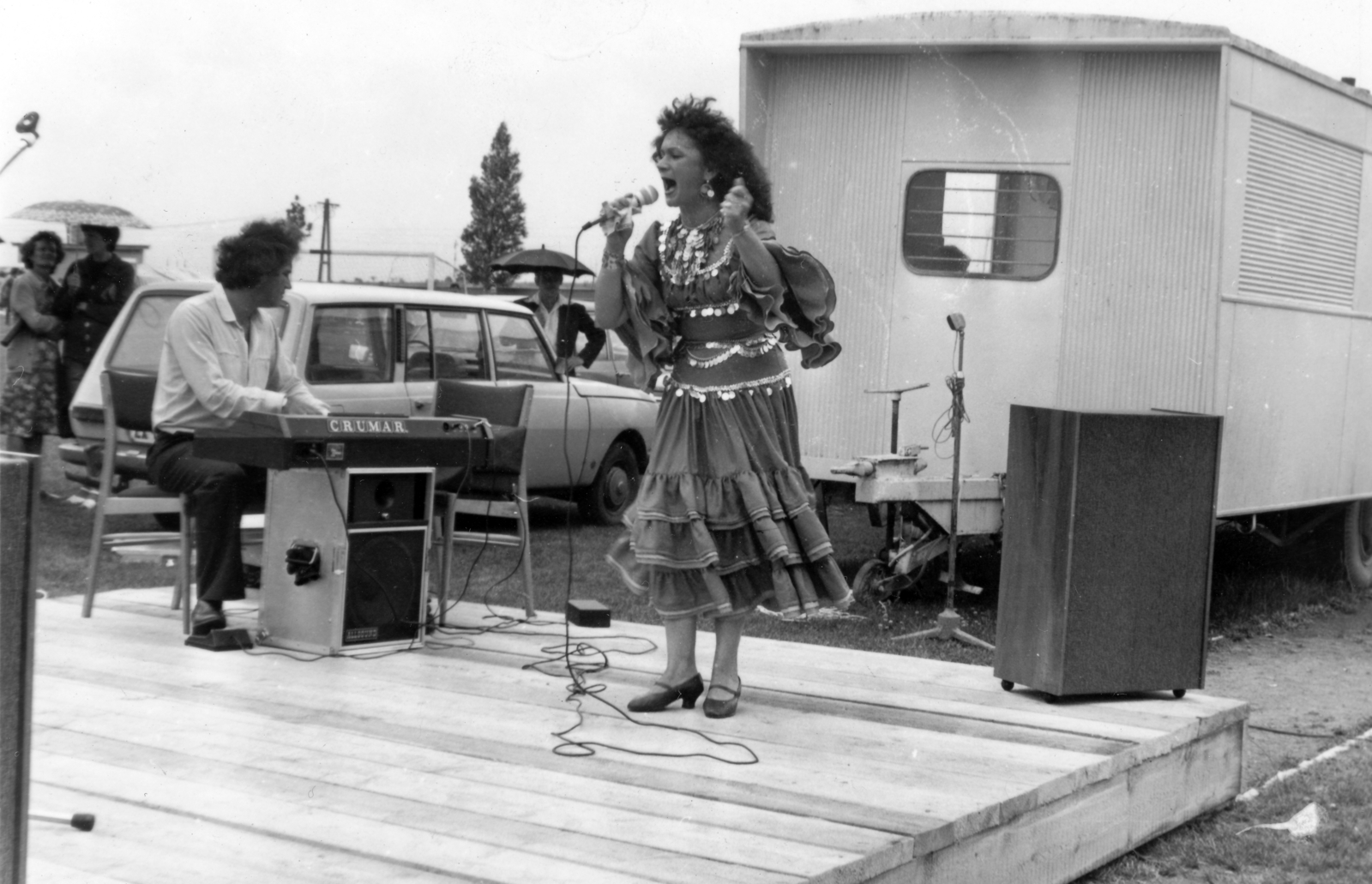 Hungary, Lábatlan, sportpálya., 1978, Lábatlan Polgármesteri Hivatal, singer, caravan, synthesizer, Fortepan #155052