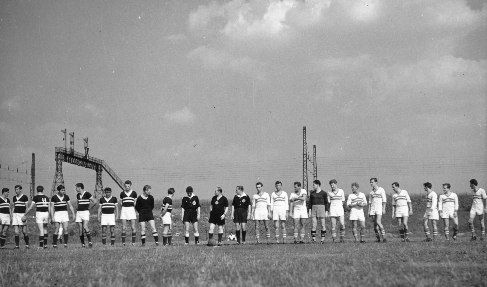 Magyarország, Népliget, Budapest X., Vajda Péter utca 48., Petőfi Sporttelep (később Sárosi György-pálya)., 1962, Székely Tamás, vasúti jelző, felsővezeték, Budapest, alakjelző, Fortepan #155067