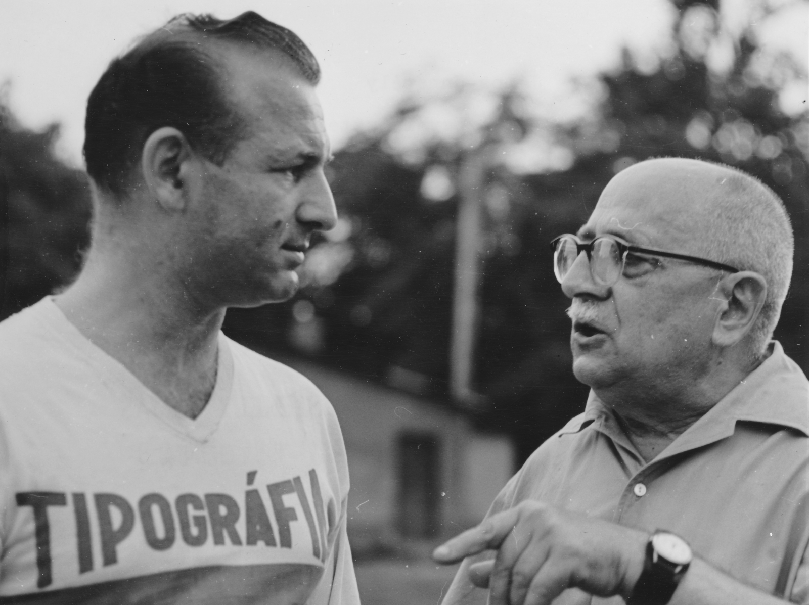 Magyarország, Népliget, Budapest X., Vajda Péter utca 48., Petőfi Sporttelep (később Sárosi György-pálya). Nyomdászok János-napi sportünnepélye, balra Nyers Rezső., 1963, Székely Tamás, Budapest, Fortepan #155077