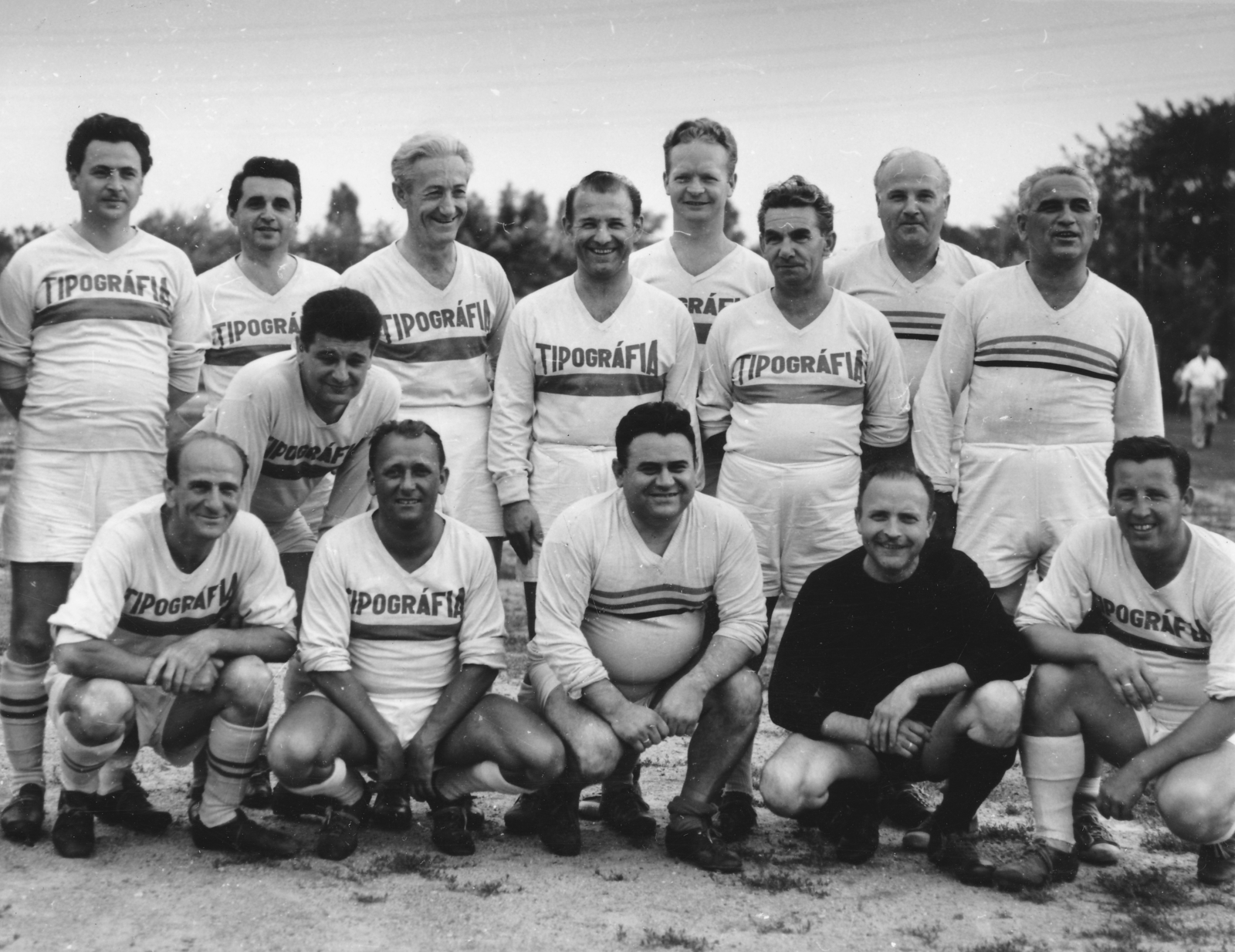 Magyarország, Népliget, Budapest X., Vajda Péter utca 48., Petőfi Sporttelep (később Sárosi György-pálya). Nyomdászok János-napi sportünnepélye, középen áll Nyers Rezső., 1963, Székely Tamás, Budapest, Fortepan #155078