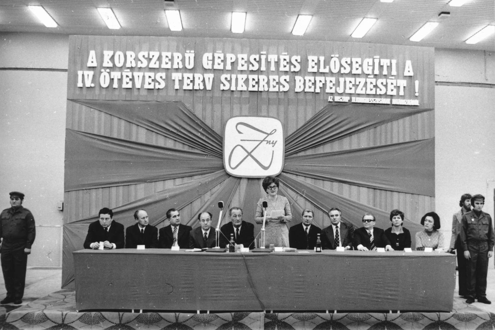 Hungary, Budapest, a felvétel a Zrinyi Nyomda ünnepségén készült, Sárosi Sándorné könnyűipari miniszterhelyettes beszédet mond, tőle balra a nyomda vezérigazgatója Bolgár Imre., 1975, Székely Tamás, Budapest, Fortepan #155084