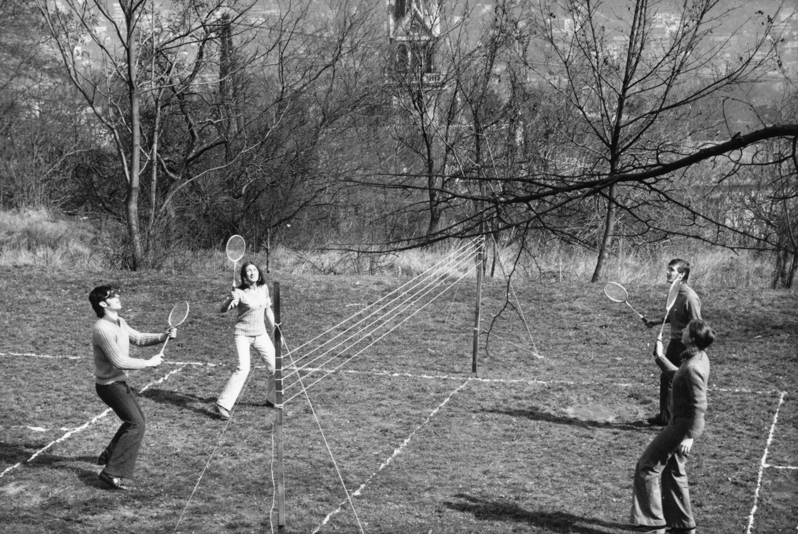 Hungary, Budapest XII., Dániel út 62., a Nyomda-, Papíripar és Sajtó Dolgozóinak Szakszervezete üdülője. Háttérben a Zugligeti Szent Család-templom tornya., 1974, Székely Tamás, Budapest, Fortepan #155089