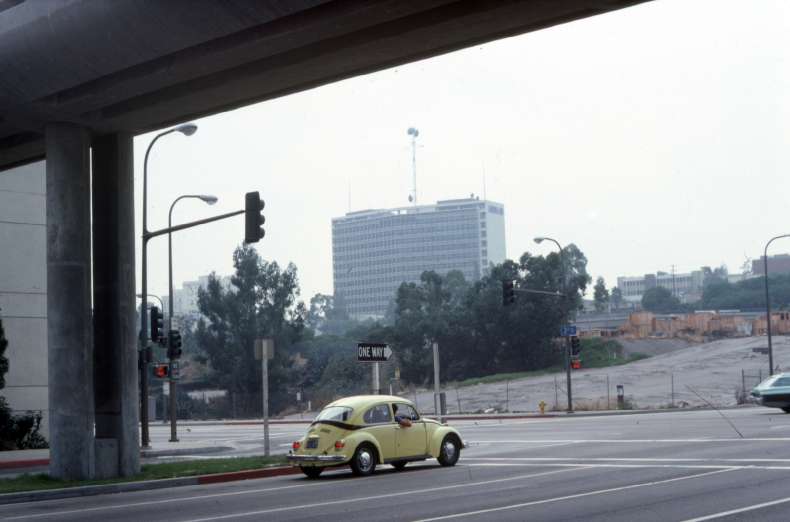 USA, Los Angeles,California, Nyugati 3. utca a Figueroa Street kereszteződése előtt, háttérben az Unocal Center., 1976, Bogdan Celichowski, colorful, Volkswagen Beetle, Fortepan #155133