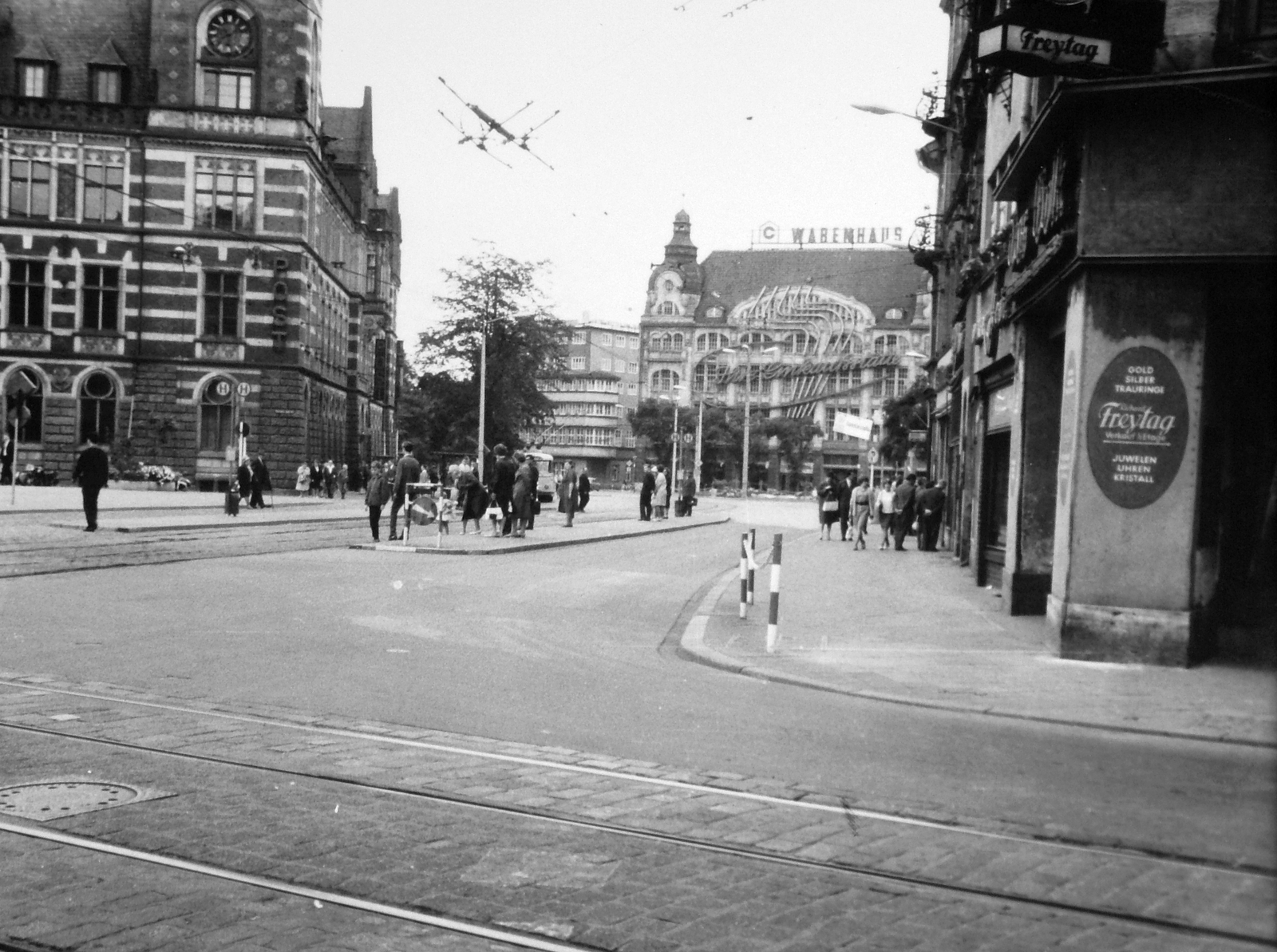 Germany, Erfurt, az Anger és a Bahnhofstraße keresztezödése, szemben a Central Warenhaus., 1966, Orosz Heléna, GDR, store, tram stop, Fortepan #15514