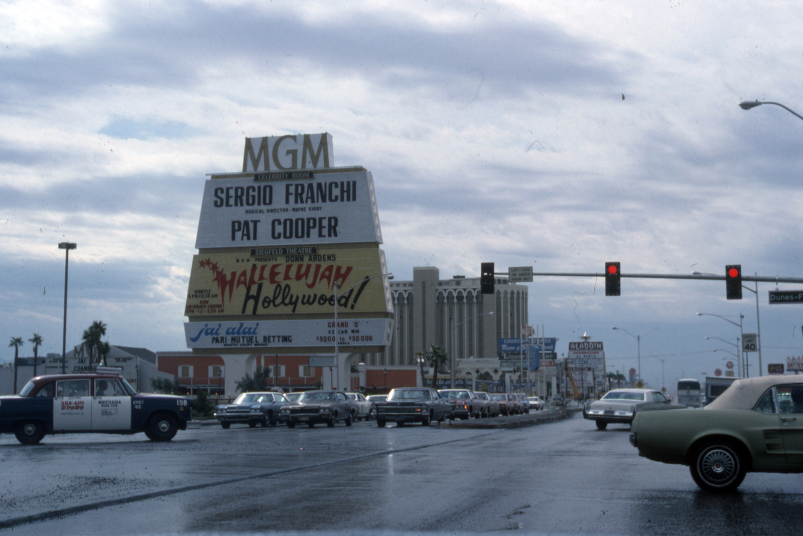 USA, Las Vegas, South Las Vegas Boulevard a Flamingo Road kereszteződésétől, középen a háttérben az Aladdin hotel., 1976, Bogdan Celichowski, Fortepan #155148