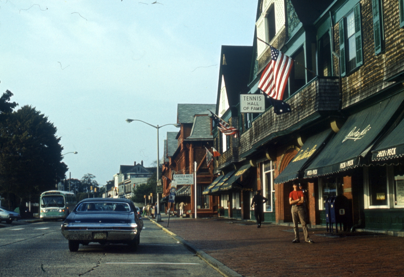 Amerikai Egyesült Államok, Newport,Rhode Island állam, a Bellevue Avenue a Memorial Boulevard felé., 1976, Bogdan Celichowski, színes, Fortepan #155175