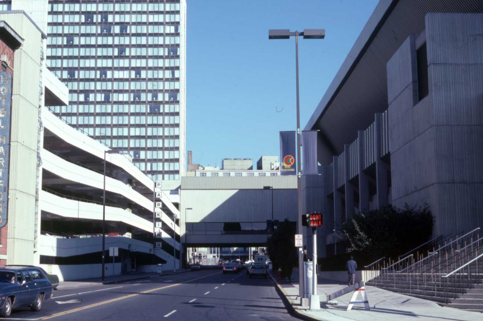 Amerikai Egyesült Államok, Hartford,Connecticut állam, Church Street az Ann Ucello (Ann) Street felől a Trumbull Street felé, jobbra a Hatrford Civic Center., 1976, Bogdan Celichowski, színes, Fortepan #155185