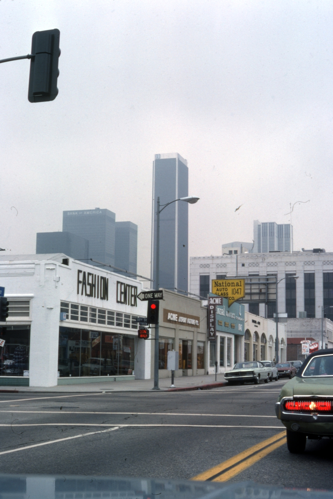 USA, Los Angeles,California, South Oliver Street a Nyugati 11. utca keresztetződése előtt, a háttérben középen a United California Bank Building, tőle balra az ARCO Plaza ikertonyai., 1976, Bogdan Celichowski, colorful, Fortepan #155188