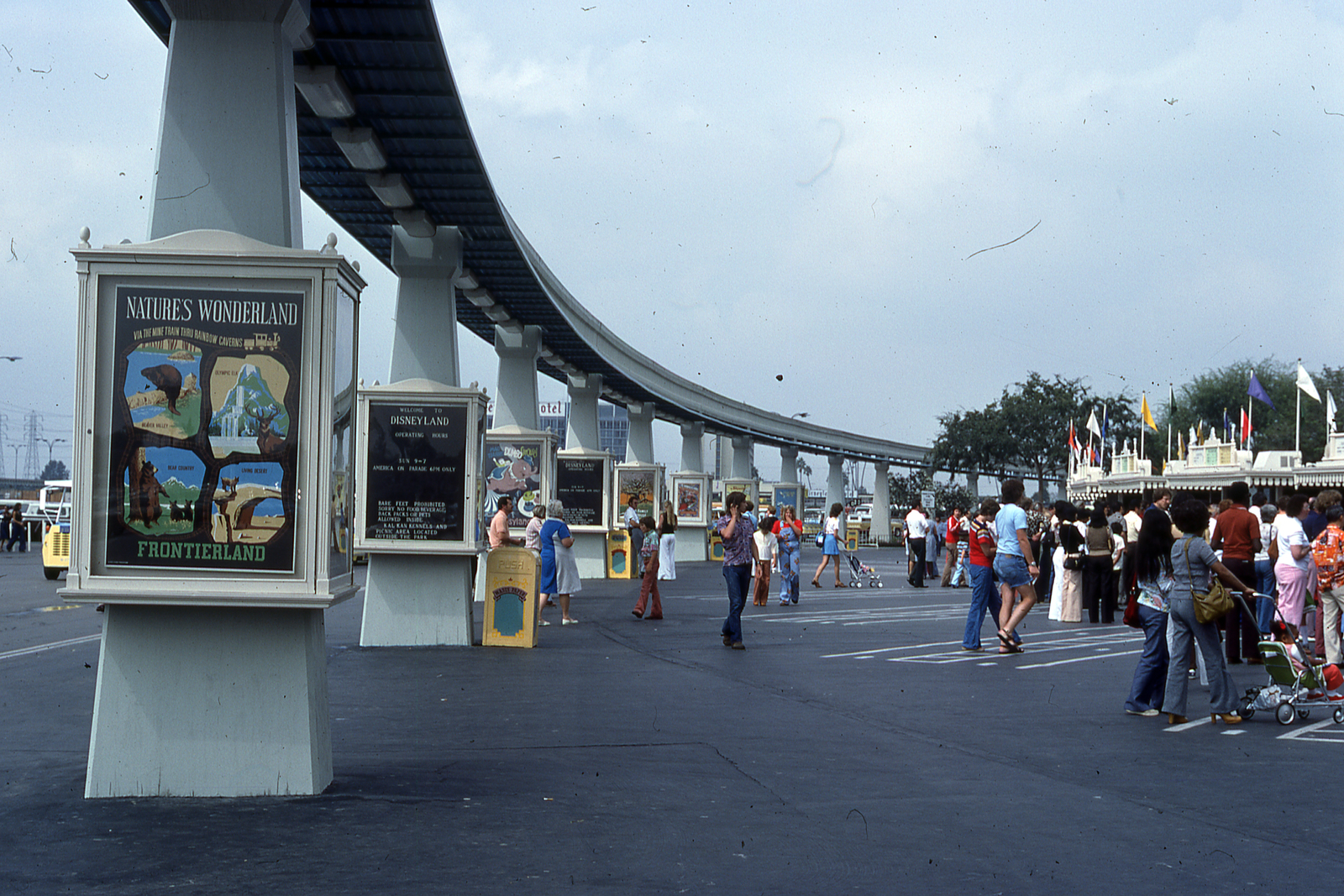 Amerikai Egyesült Államok, Anaheim,Kalifornia állam, Disneyland., 1976, Bogdan Celichowski, babakocsi, Fortepan #155257