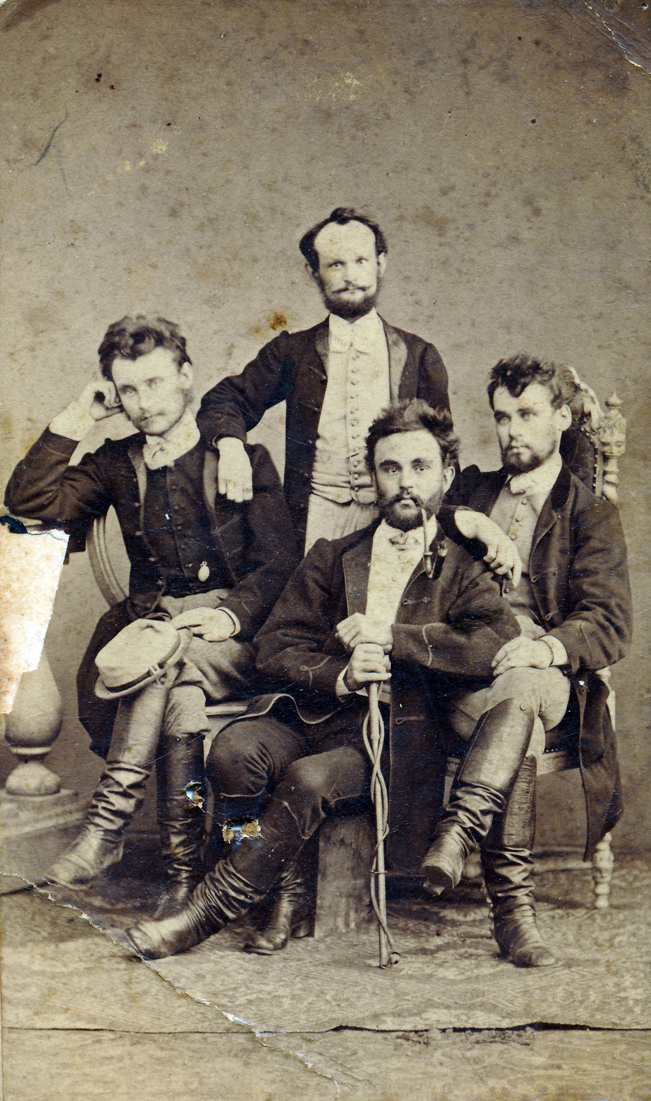 Románia,Erdély, Nagyvárad, a felvétel 1869. december 11-én készült Lojanek János fényképész, Fő utca 12. szám alatti műtermében., 1900, Török Gyöngyvér, csoportkép, férfiak, pipa, ostor, műterem, Fortepan #155294