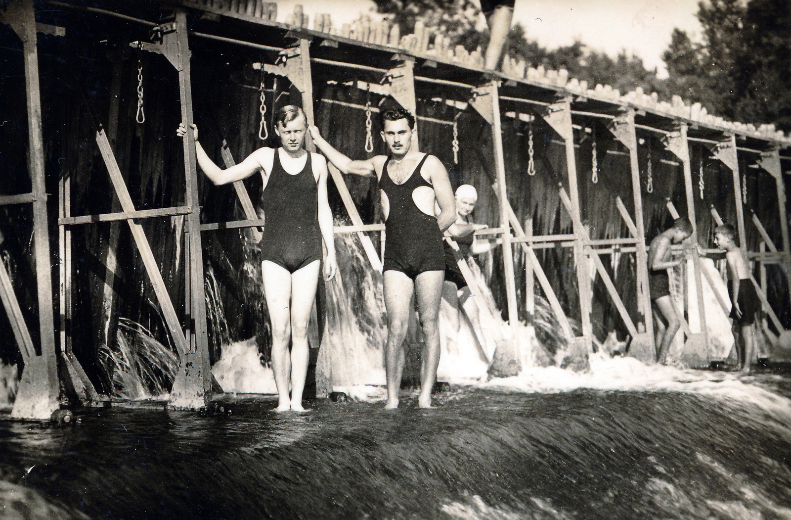 Ukraine, Borzhava, strand a duzzasztógátnál., 1935, Török Gyöngyvér, water fall, bathing suit, Fortepan #155306