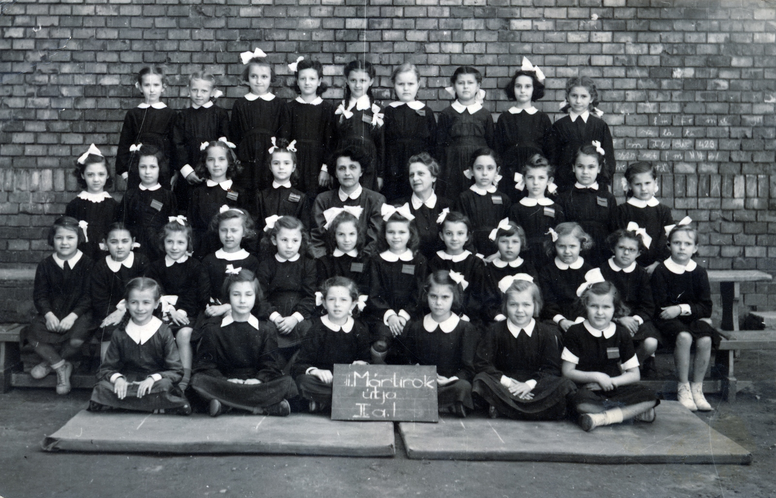 Hungary, Budapest II., Margit körút (Mártírok útja) 19-21. általános iskola első osztályos tanulóinak csoportképe., 1952, Török Gyöngyvér, Budapest, class photo, girls' class, Fortepan #155346
