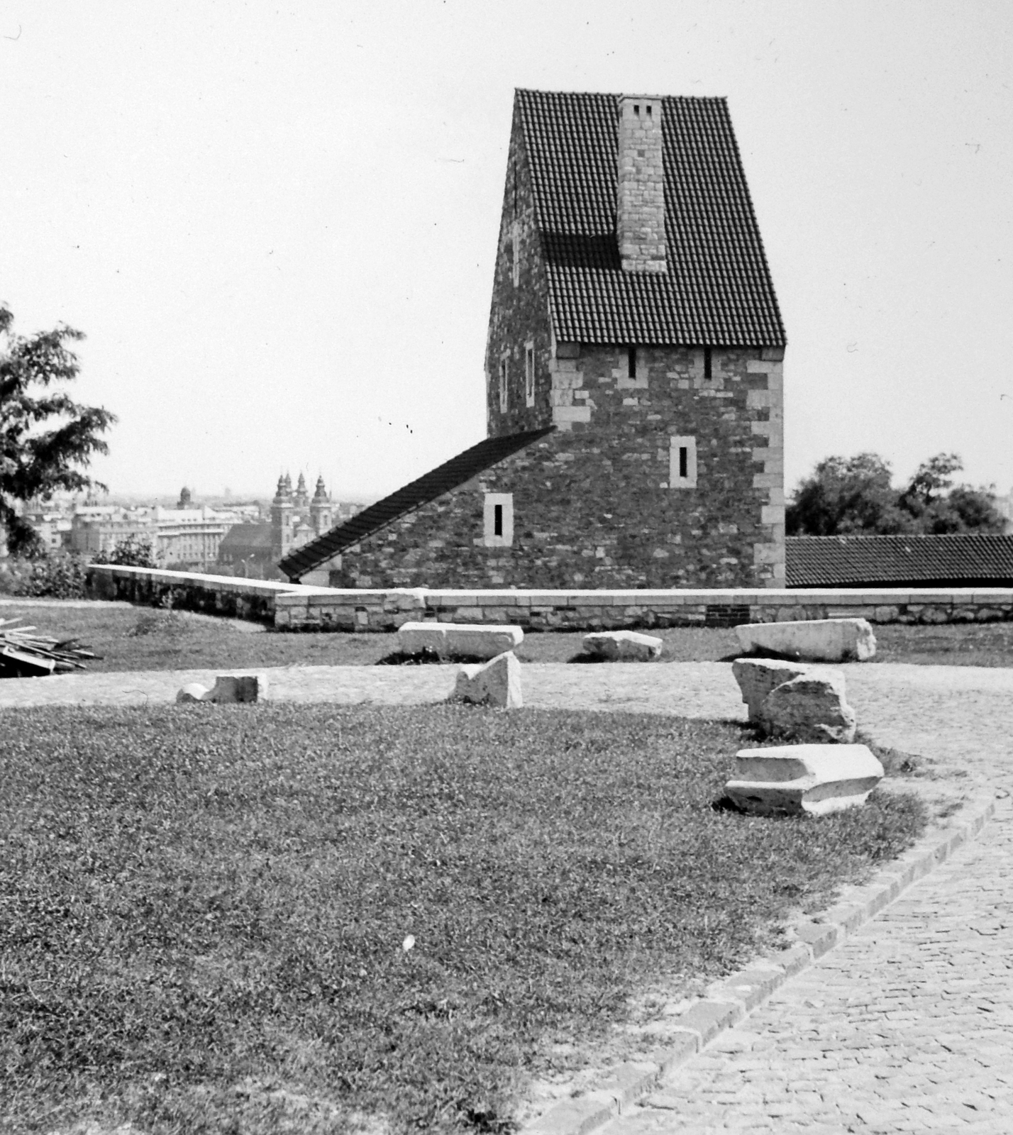 Magyarország, budai Vár, Budapest I., Déli nagy rondella kaputornya. A kaputorony kezdetben Torre d'Italia, Olasz kapu; török neve Szoluk- (lihegő), később Zsigmond kapu., 1969, Orosz Heléna, Budapest, Fortepan #15537