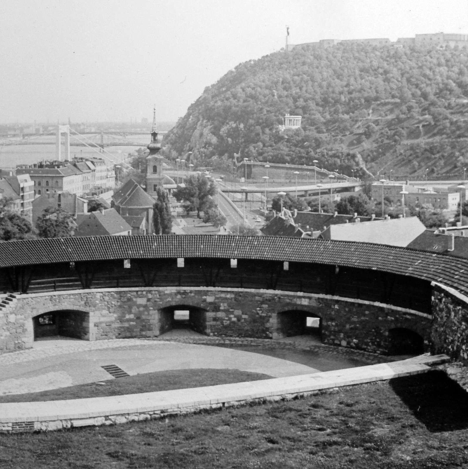 Hungary, Budapest I., Déli nagy rondella, háttérben a Gellért-hegy., 1969, Orosz Heléna, Danube, Budapest, suspension bridge, Pál Sávoly-design, Fortepan #15539