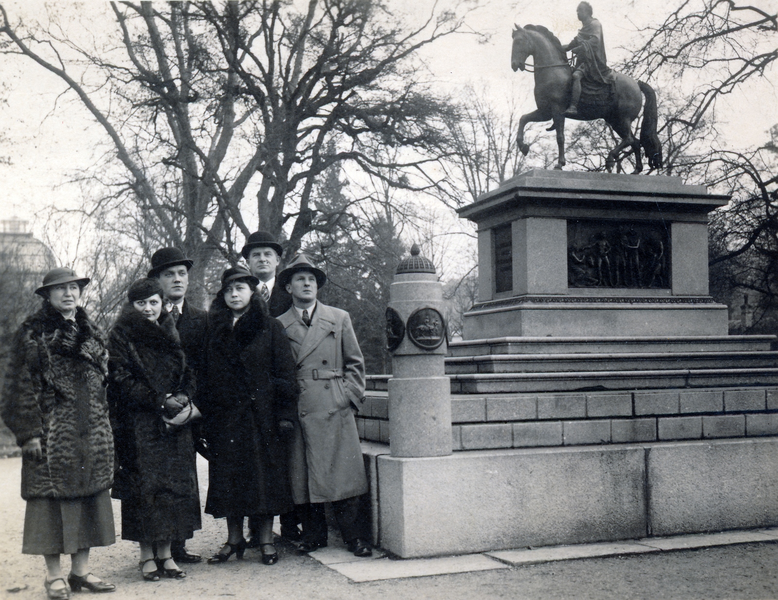 Austria, Vienna, a Schönbrunni kastély parkja, II. József magyar király lovasszobra (Franz Anton Zauner, 1808.), balra a háttérben a Pálmaház., 1936, Kiss Zsuzsi, Fortepan #155413