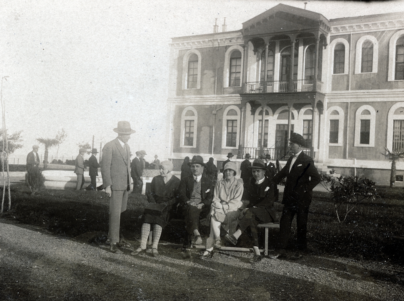 Turkey, Atatürk Park, háttérben a Kormányzói palota (később bírósági épület)., 1930, Kiss Zsuzsi, Fortepan #155437