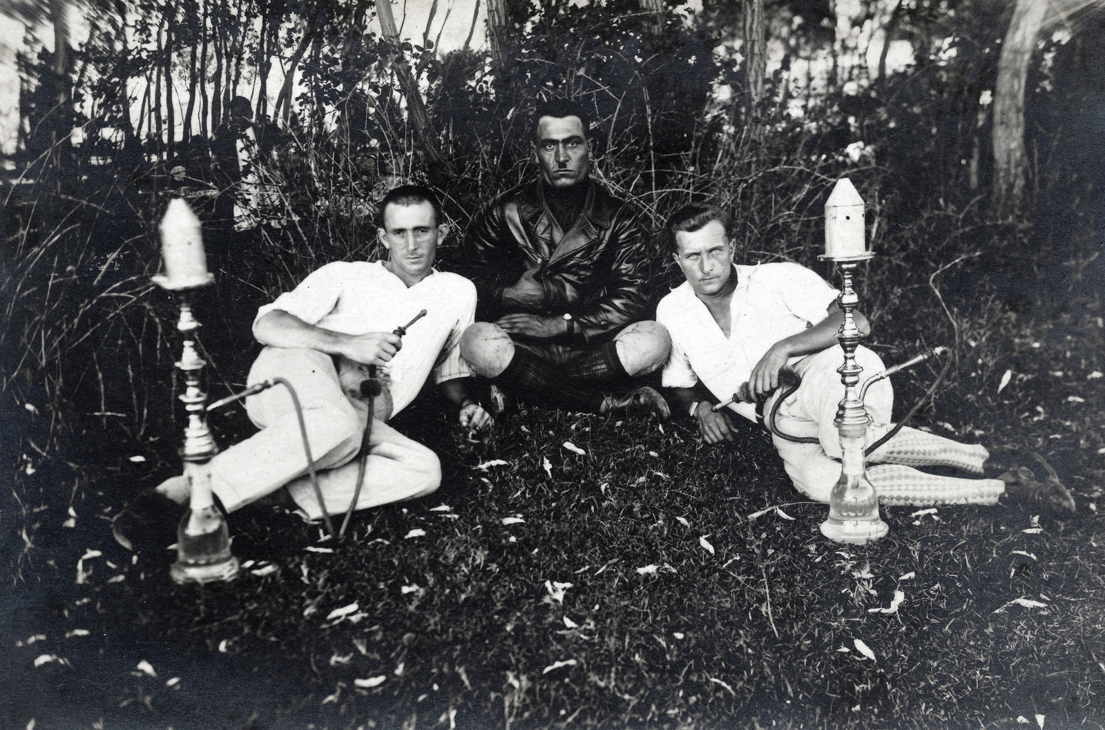 1933, Kiss Zsuzsi, hárman, fűben feküdni, vízipipa, férfiak, Fortepan #155440